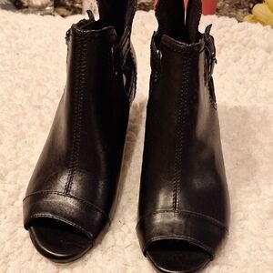 Earth Black Ankle Boots with Peep-Toe Design and Thick Heel